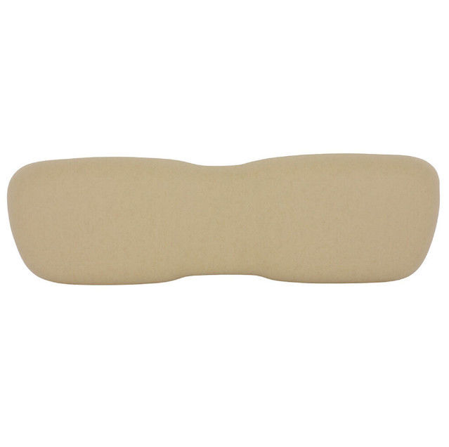Un siège avant beige s'adapte à la voiture de club DS 2000.5 jusqu'au panier de golf